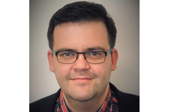 Над генеральным директором. Основатель и генеральный директор. Над генеральным директором. Руководитель за столом. Сергей густов газпром межрегионгаз.