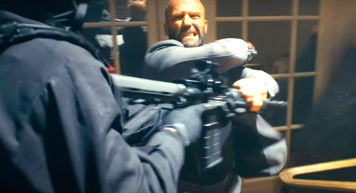 И здесь не обошлось без продакт-плейсмента: вновь Джейсон Стэйтем рекламирует своего стоматолога.  