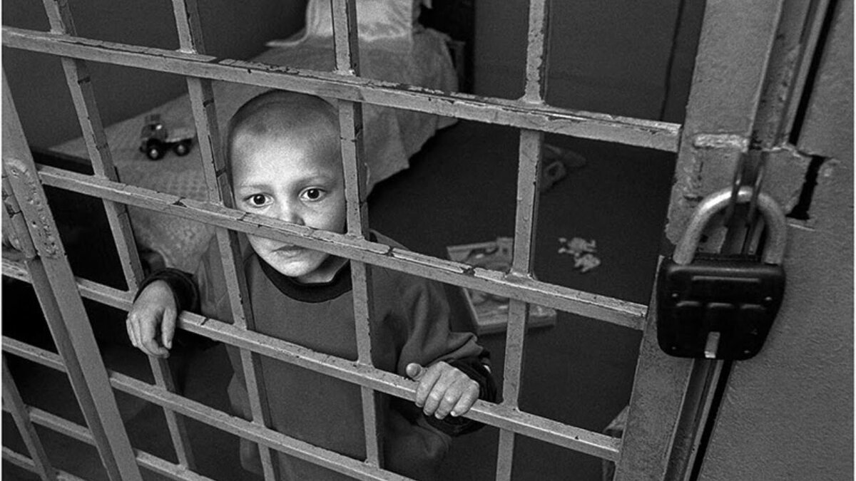 Ужасы садиков. Тюрьма для детей. Малыш в тюрьме. Тюрьма для несовершеннолетних. Приемник распределитель для детей.
