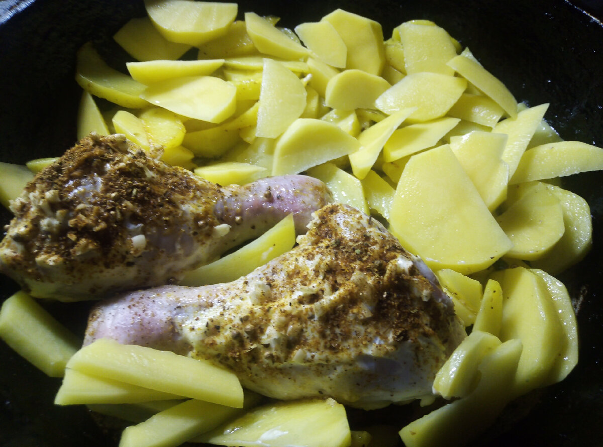 бедрышки с картошкой в духовке. запеченная курочка с картошкой. курица с картошкой в духовке. голени с картошкой в духовке. картошечка с курочкой в духовке.