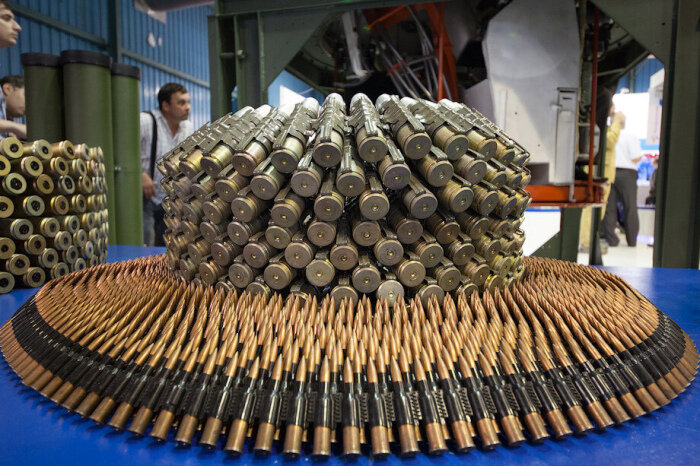 цинк с патронами для нагана. 45. патрон нато 6. патрон 50 bmg бронебойный. боевые пули.