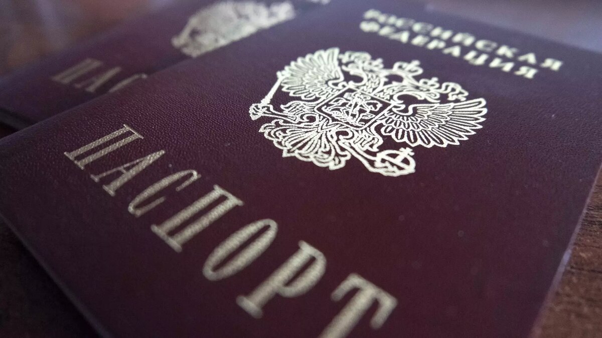     Гражданства лишились пятеро жителей Красноярского края в возрасте от 23 до 54 лет. Всем им вынесли приговоры в суде — за оборот наркотиков и покушение на изнасилование.