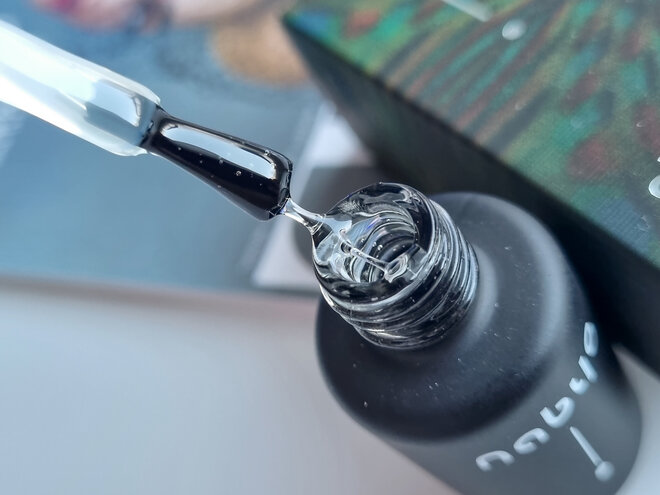 Маникюр шеллак блестки. Синий маникюр. Маникюр со светоотражающим лаком 2024. Ногти однотонные светоотражающие. Неоновый лак для ногтей.