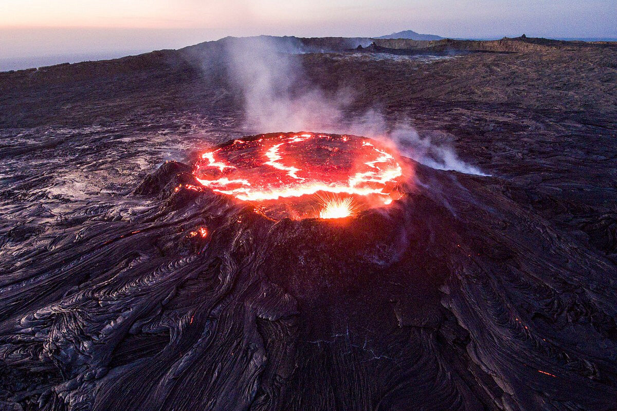 Самый большой вулкан солнечной системы находится. Вулкан эрта але Эфиопия. Кратер вулкана с лавой. Вулкан эрта але (Erta ale). Жерло Везувия.