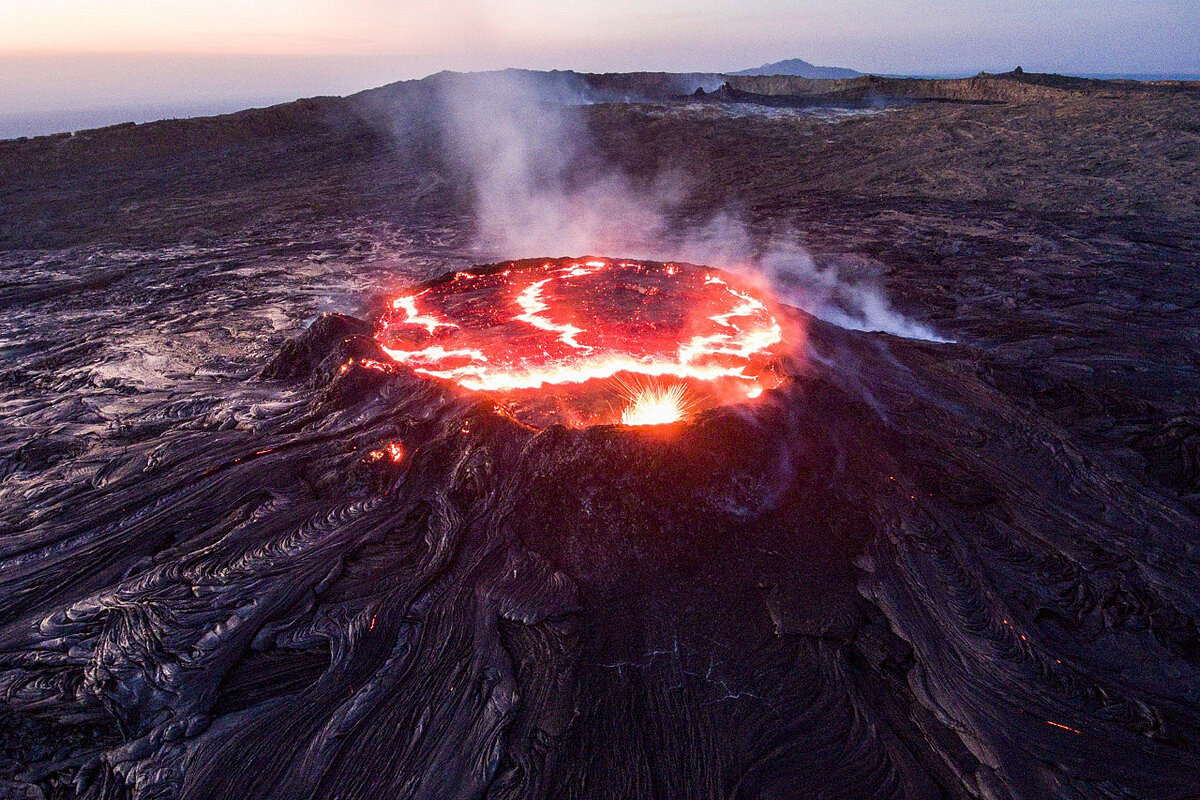 Earth volcano. Вулкан эрта але Эфиопия. Кратер вулкана с лавой. Вулкан эрта але (Erta ale). Жерло Везувия.