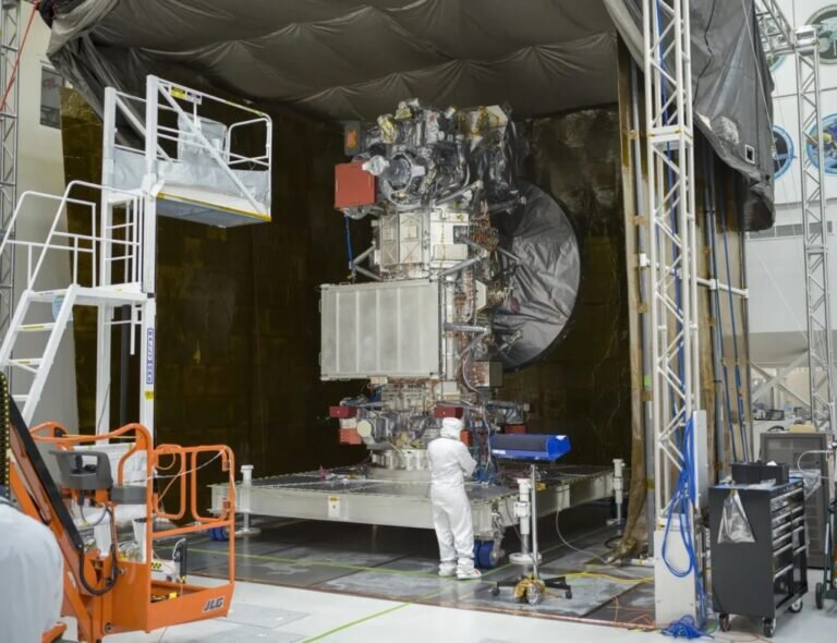    Подготовка аппарата Europa Clipper к испытаниям / © NASA