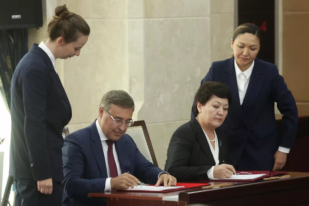 Министр науки и высшего образования РФ Валерий Фальков, от Кыргызстана — министр образования и науки Догдуркуль Кендирбаева.