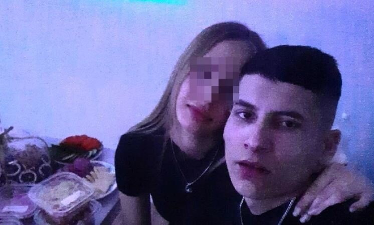 Мужчина и две женщины. Трое в постели. Блондинка и брюнетка подруги. Свидание в троем. Быть и две обычно.