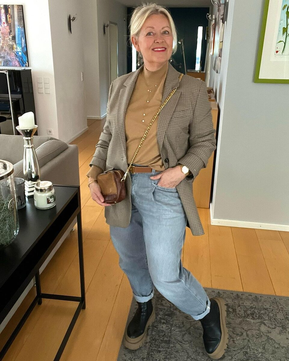 модная женщина 50. стиль кэжуал для женщин 60+. стильная женщина. модная женщина 50. стильные пожилые женщины.