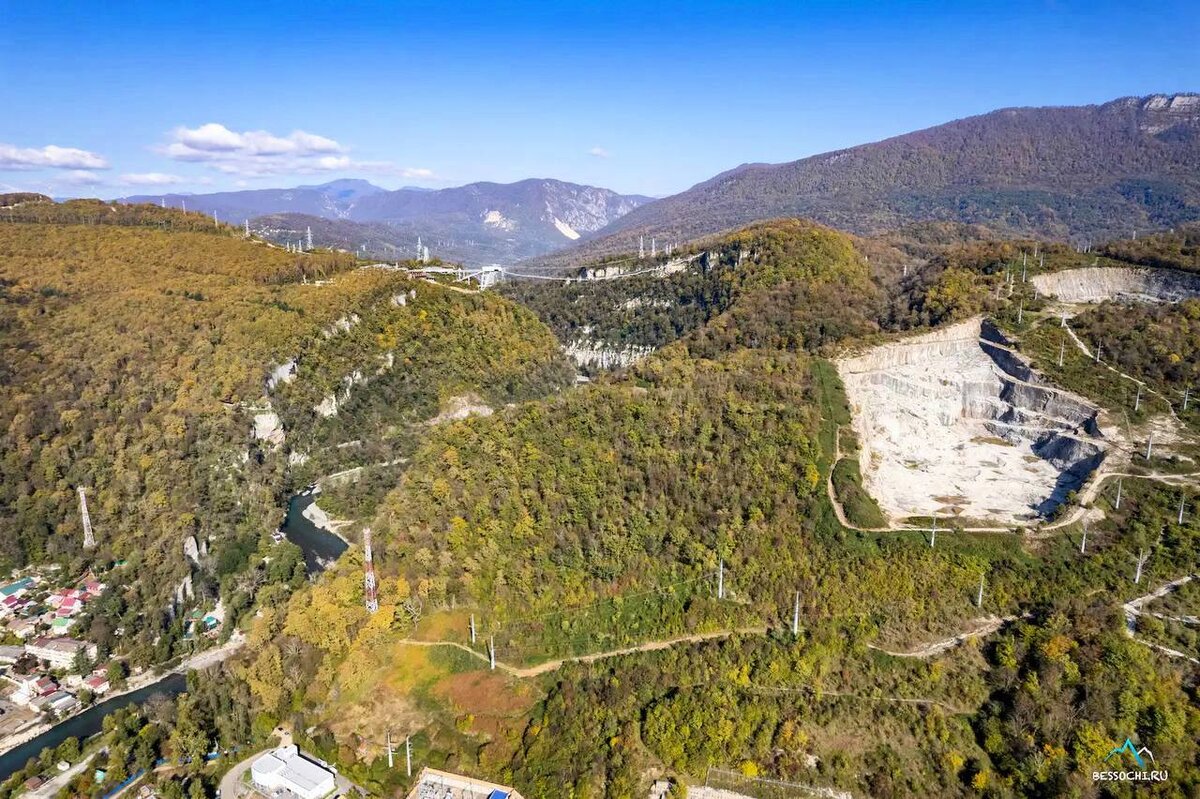 Ахштырский карьер и дорога в Красную Поляну. На фоне виднеется Скайпарк