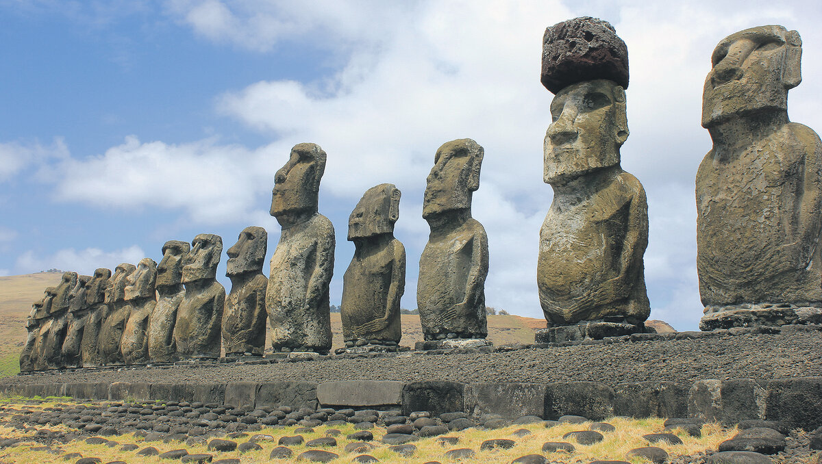 Каменные гиганты на острове Пасхи — загадка для исследователей 
