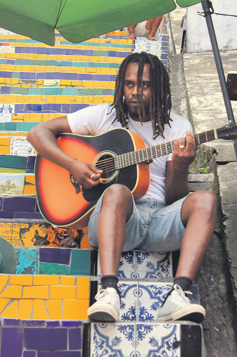 Житель Рио-де-Жанейро на лестнице Селарона