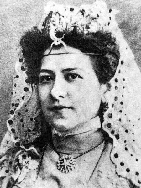  
Сахибжамал Гиззатулловна Гиззатуллина-Волжская
Источник фото: ru.wikipedia.org