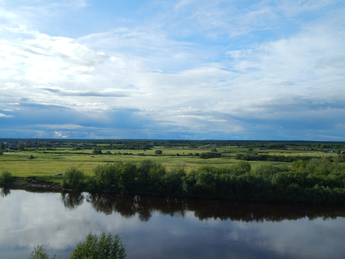 Вид с Мызы на Княж-поле. Куда, по преданиям, выйский чудской князь стрелял из лука в находящуюся там баню.