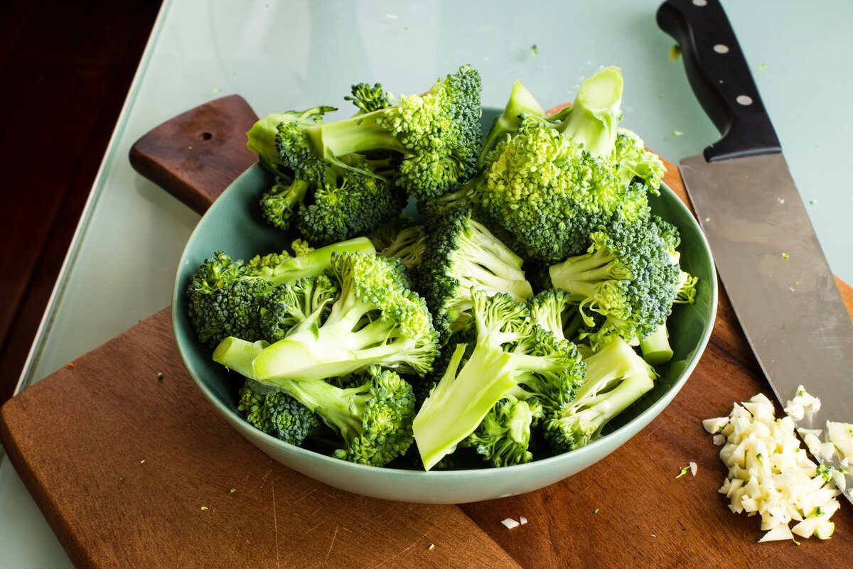 Брокколи на сковороде – 10 вкусных рецептов с фото