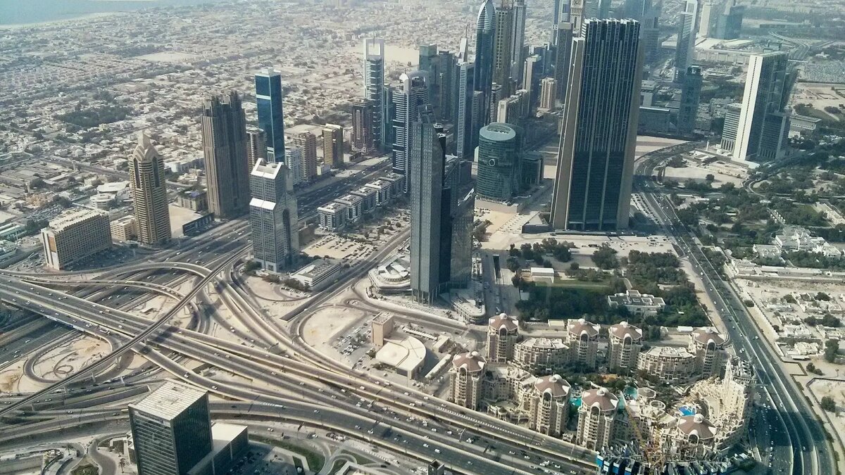     Авиакомпания «ЮТэйр» предлагает билет со скидкой до Дубая. Цена в одну сторону — 11 654 рублей.