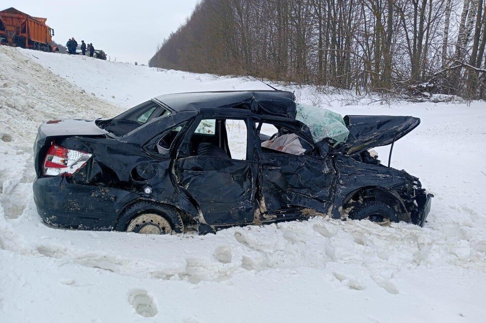 Гранта после дтп. Разбитая лада гранта белая. Битая лада гранта черная. Лада гранта авария тотал. Авария лада гранта лифтбек белая.