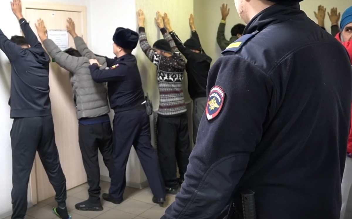 поклон японцев. разговор японцев. выгнать азиатов. собеседование. недовольный китаец.