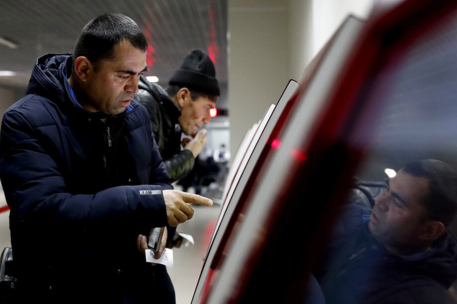 Толпа таджиков. Трудовая миграция кыргызстанцы в москве. Население стран снг. Мигранты в россии. Мигранты в россии.