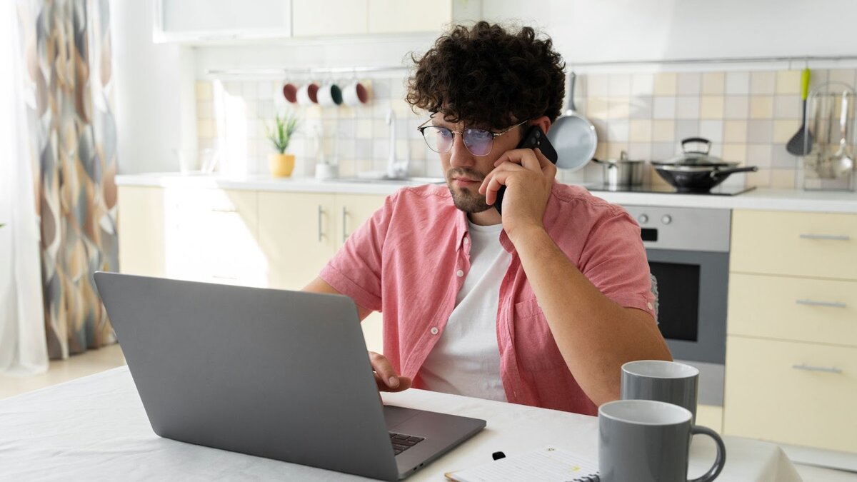 И вот риелтор уже превращается в агента по бронированию билетов, ищет время для сделки в банке, как юрист оформляет договор и как психолог поддерживает всех участников 24 часа в сутки.