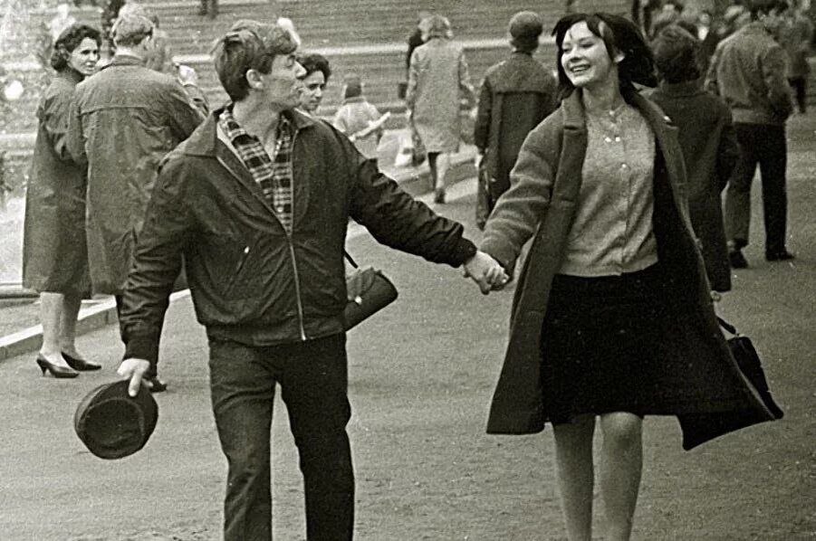 навстречу ей вышла сероглазая женщина полная. римма гилязева. девушка в платье. Amelie юлия амелина. эмили сероглазая.