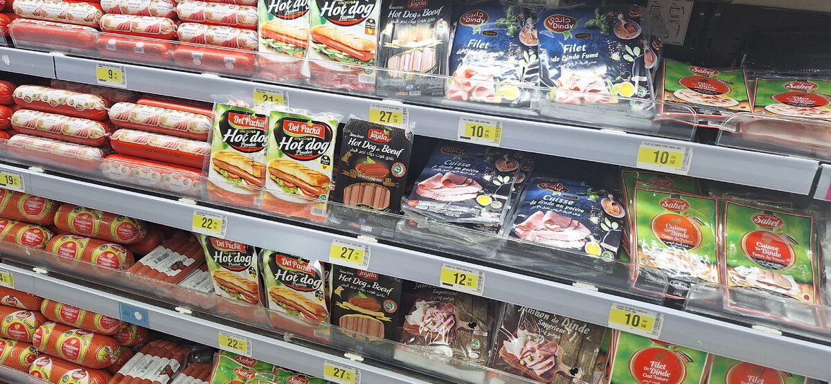 Колбасы в крупном супермаркете в Марракеше