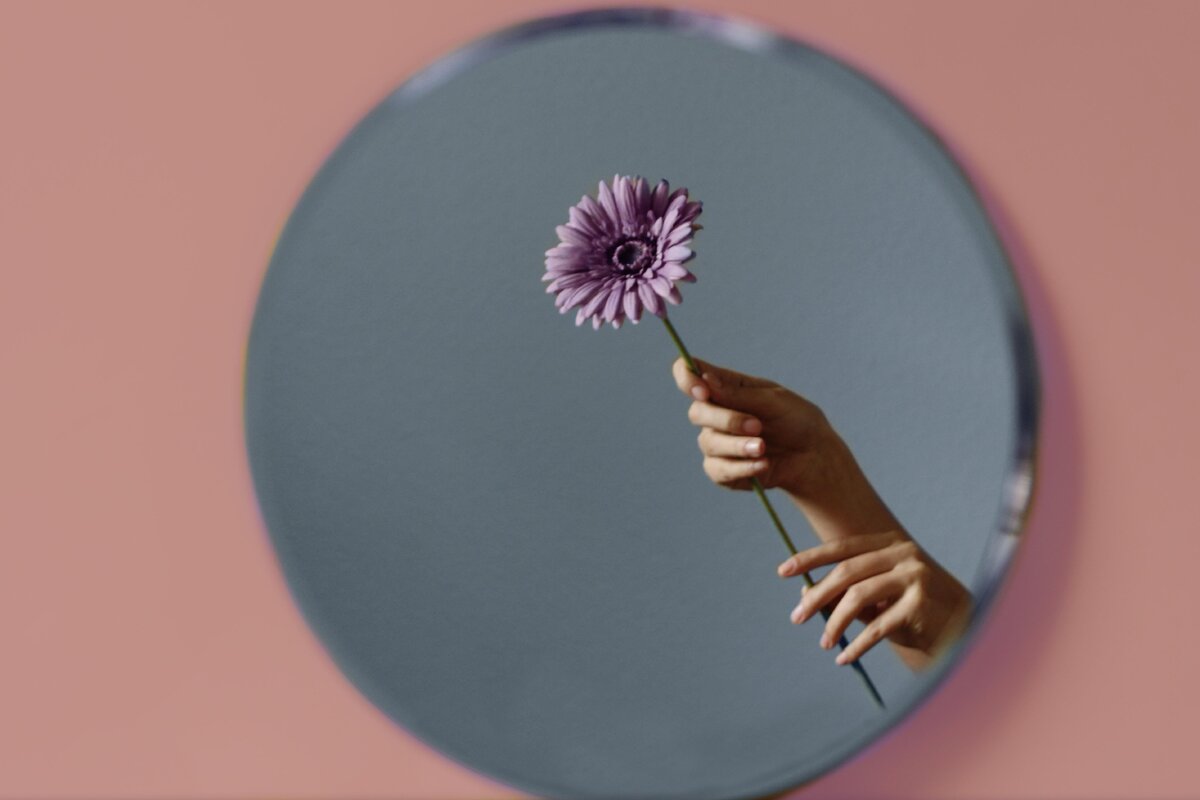     Не уксус и не нашатырь: неожиданные способы очистить зеркало до блеска