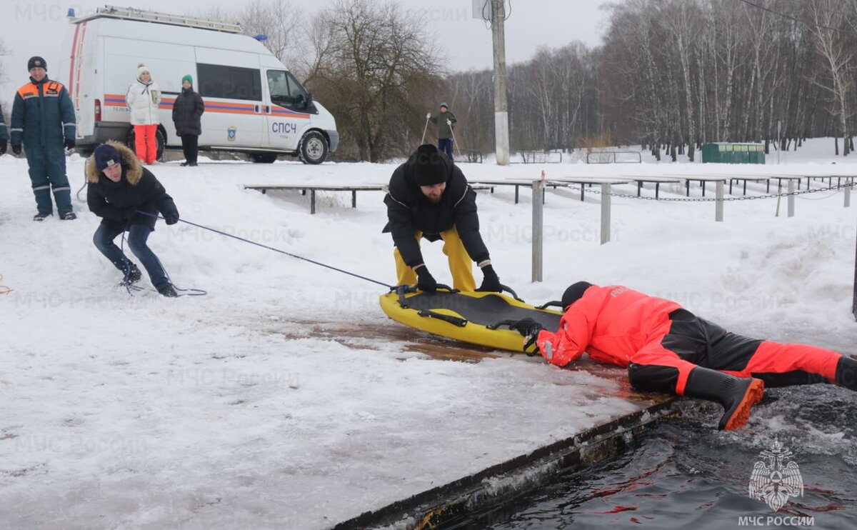 Тульские блогеры с водолазами МЧС «спасли» провалившегося под лёд человека  | Myslo.ru | Дзен