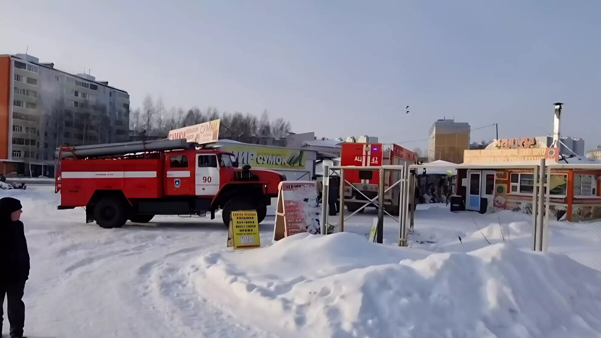     На рынке в Нижневартовске загорелся склад. Очевидец выложил видео с места происшествия.