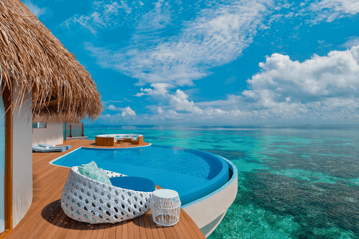 Качественный отдых. Под пальмой на пляже. Гамак на пальме. Мальдивы люди. Курорты путешествия.