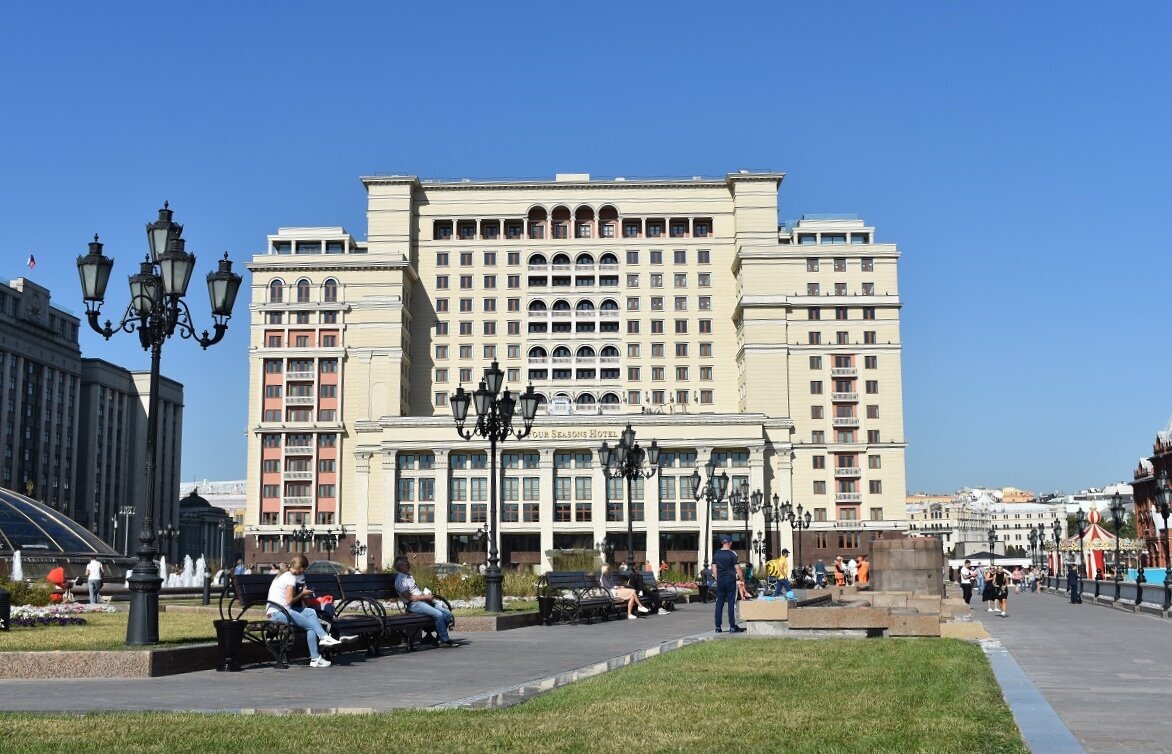 В 2013 году в новом здании открылась первая в России гостиница премиум-класса канадской сети Four Seasons