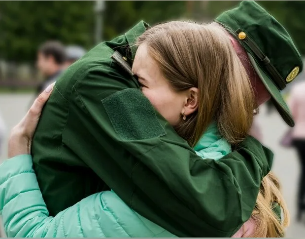 Дождалась с армии прикол. Не дождалась картина художника. Я дождусь своего счастья. Наконец-то!. Мемы про армию и девушку.
