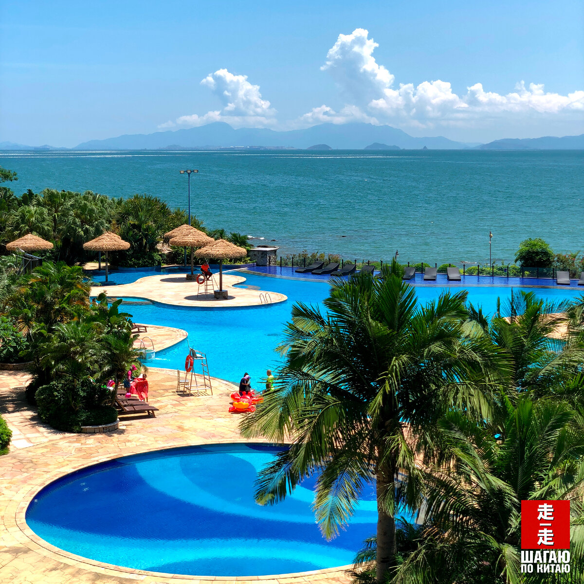 Бассейн возле одного из жилых комплексов на первой линии. Вход не бесплатный. Небольшая глубина. Спасатели.