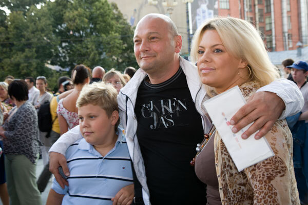 Фото: Яна, Сергей и их сын Клим tvcenter.ru