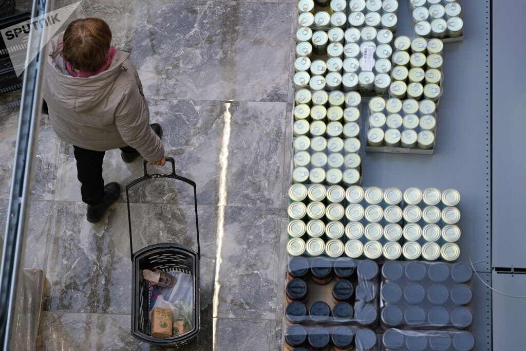 Сбор гуманитарной помощи. Теплые вещи на благотворительность. Гуманитарная помощь одежда. Картина гуманитарка. Гуманитарная помощь донбассу в школах.