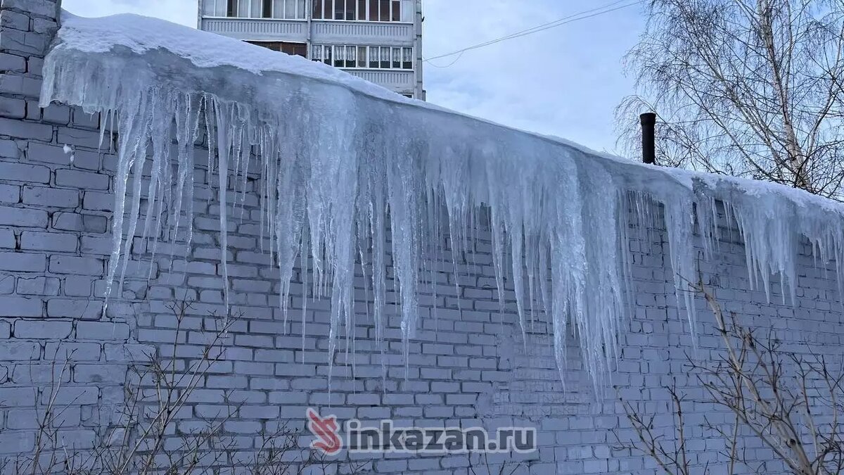     Дорога соединяющая Деревню Универсиады с метро Проспект Победы превратилась для жителей района в настоящую полосу препятствий. Об этом Inkazan сообщила читательница.