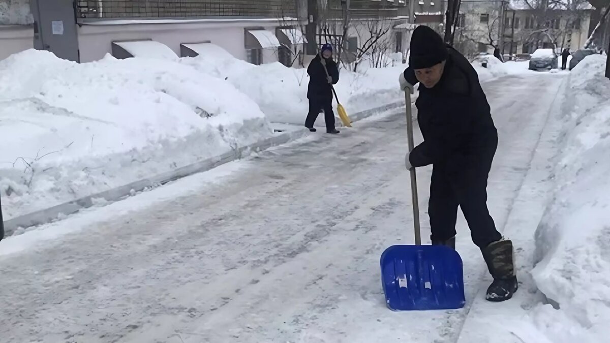 Более тысячи нарушений и двое пострадавших: как в Ижевске убирают снег во  дворах | udm-info.ru | Дзен