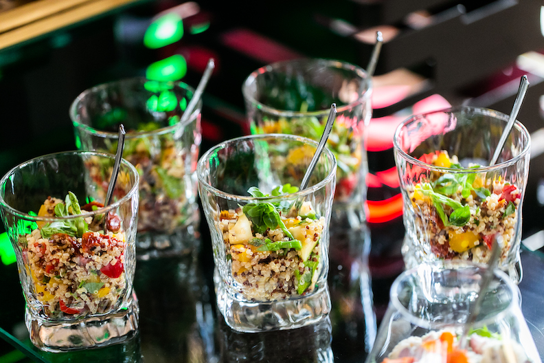 Салат из печеных овощей с киноа  - shop.m-catering.ru