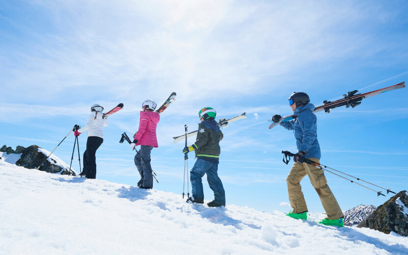 Центральная площадь ижевск зима. Ижевск новый год. Каток в парке космонавтов ижевск. Центральная площадь ижевск зима. Фонтаны в ижевске на центральной площади.