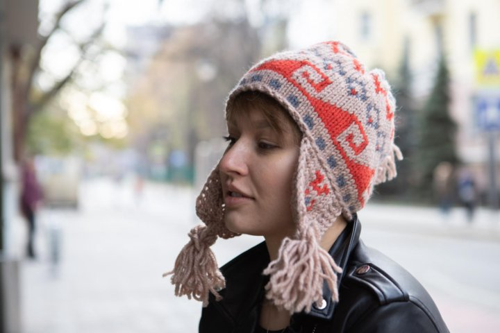 Какие шапки в моде зимой 2024 года. Шапки бини 2022-2023. Модные вязаные шапки. Модные зимние шапки. Модная шапка 2022-2023 балаклавы.