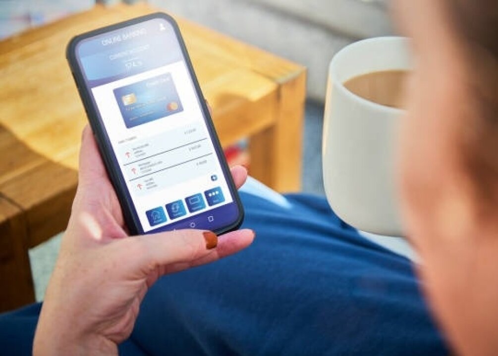 Манхва. Стресс. Discontent woman. Офис с сотрудниками. Человек ищет с лупой.