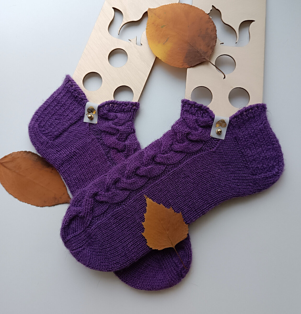 Вязание носки со спицами. Вязание ажурных носков спицами с описанием на 5 спицах. Носки спицами. Разноцветные носки спицами. Вязание носки со спицами.