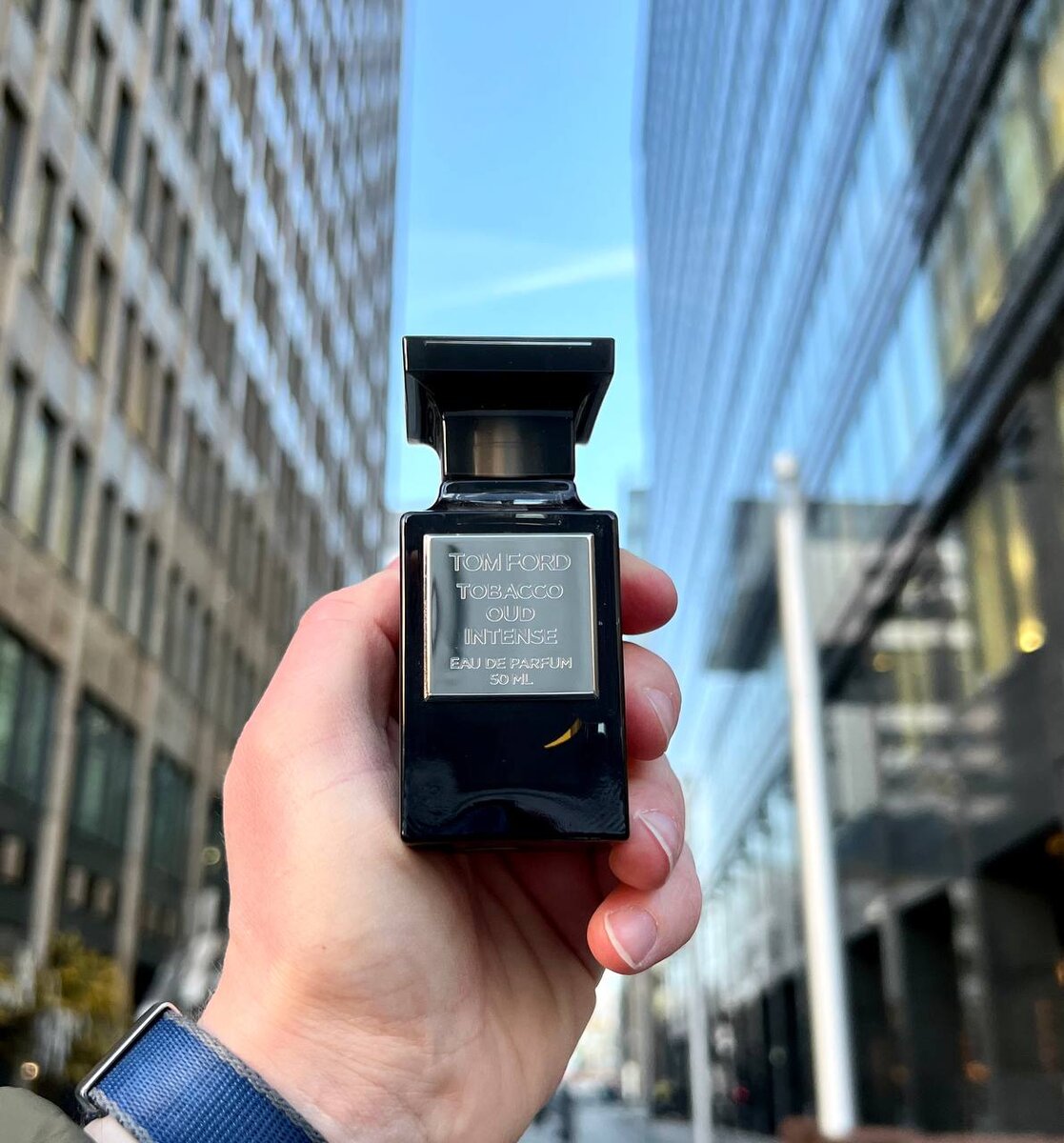 Tom Ford Tobacco Oud Intense - этот аромат, выпущенный в 2017 году одинаково хорошо подходит для мужчин и женщин. Принадлежит к группе древесные пряные.