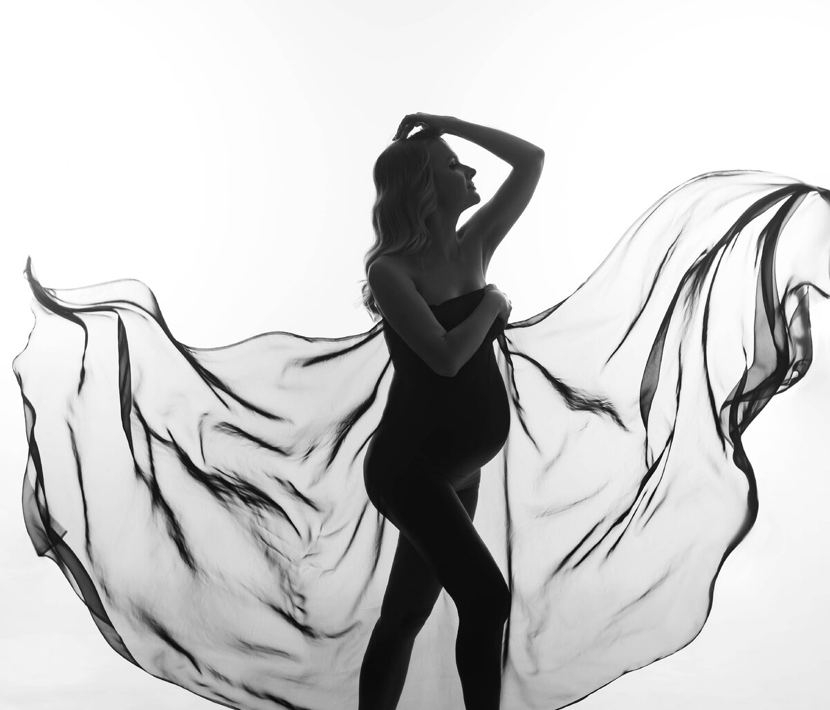 фотосессия беременности в летающей ткани