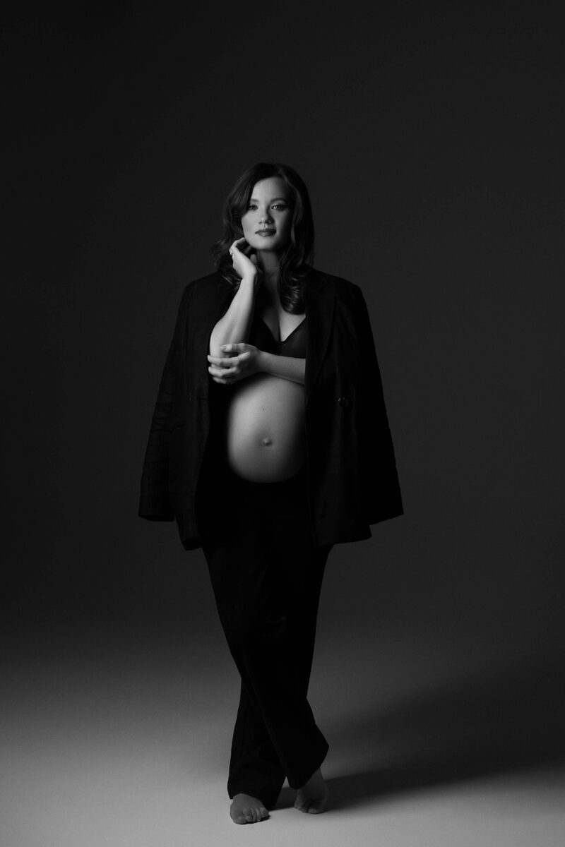 фотосессия беременности в брючном костюме