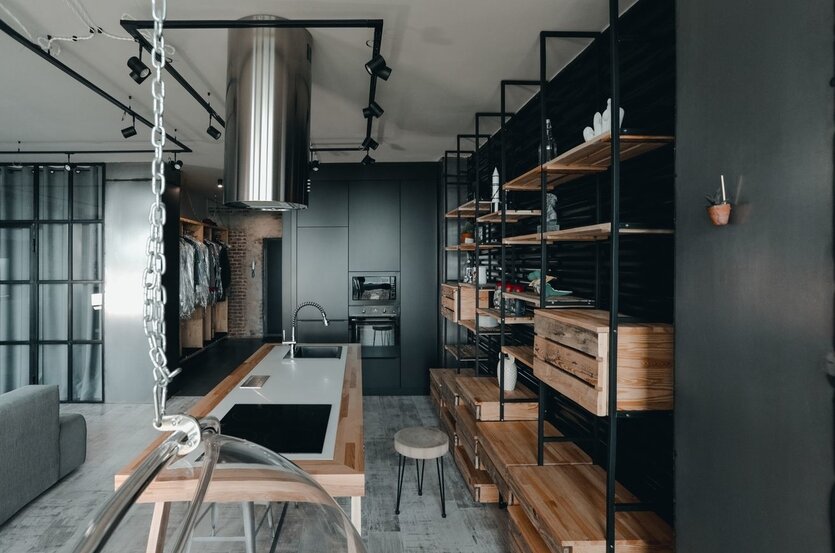 Для оформления интерьера автор проекта выбрал открытую планировку и стиль лофт.