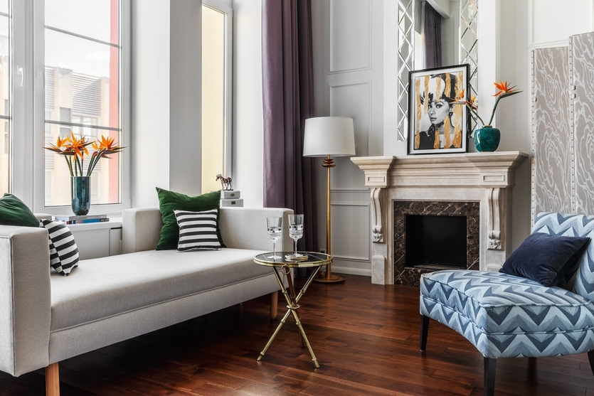 Гостиная. Диван, кресло, ширма, Loffilab. Кофейный столик, Ralph Lauren Home. Торшер, Visual Comfort&Co. Пол выложен тёмно-коричневой доской Hoffer из массива дерева.