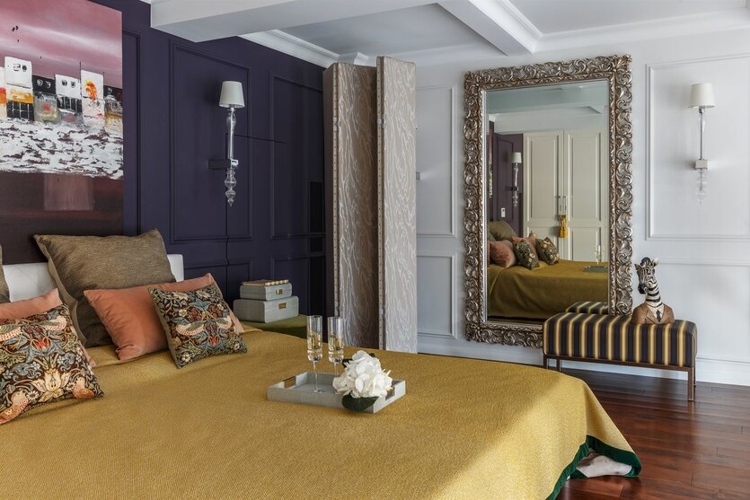 Спальня оборудована на антресоли. За изголовьем кровати находится небольшое подсобное помещение.