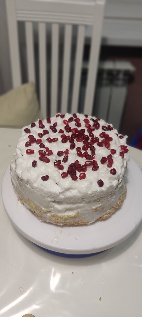 торт со взбитым кремом. торт со взбитым кремом. украшение для торта из сливочного крема. торт со взбитым кремом. украшение торта взбитыми белками.