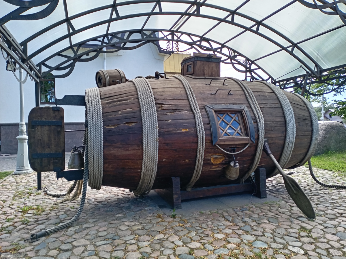 Памятник из дерева, состояние уже плачевное, сломано одно весло